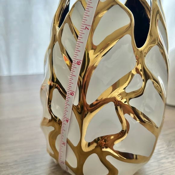 Gold and White Leaf Design Vase-Amazing Condition! - Picture 2 of 4